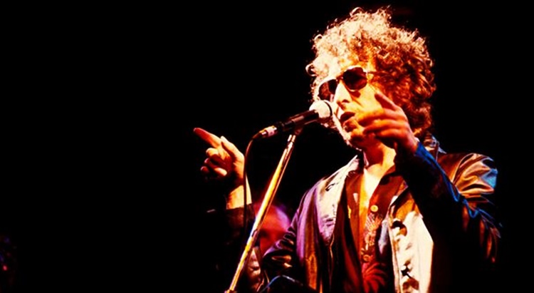 Nobel Edebiyat Ödülü’ne layık görülen Bob Dylan’ın ödülünü almak için Stockholm’e gidip gitmeyeceği merak konusuydu. Ünlü sanatçı kararını verdi, törene gitmiyor.