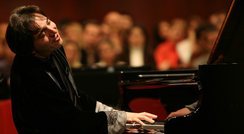 Dünyaca ünlü piyanist ve besteci Fazıl Say, konser için gittiği Salzburg’da Suriyeli bir gençle yaşadıklarını anlattı.