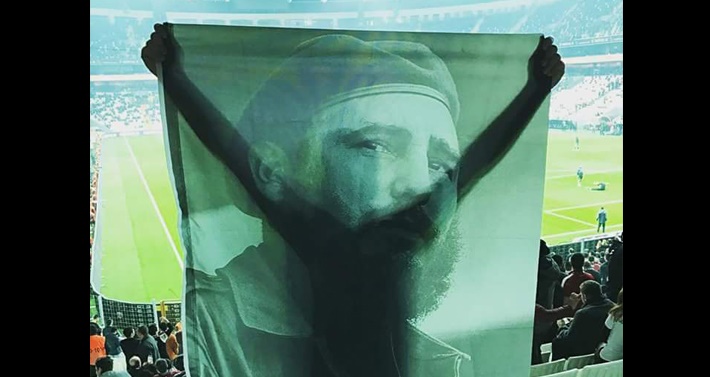 Beşiktaş Tribününde Fidel Castro Bayrağı Açıldı