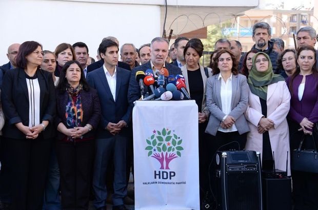 HDP Sözcüsü Ayhan Bilgen, Diyarbakır'da parti yöneticileriyle gerçekleştirdikleri toplantının ardından partisinin TBMM'deki çalışmalarını durdurduğunu söyledi.