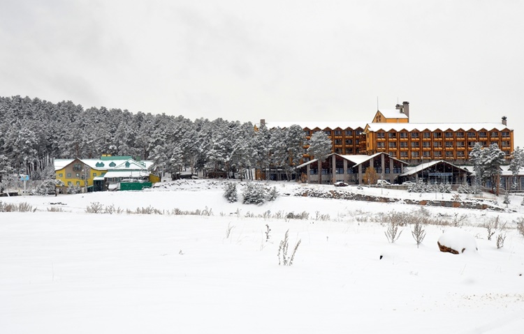 Kış turizminin Türkiye’de önemli merkezlerinde yeni sezon için hazırlıklar tüm hızıyla sürüyor. Bazı merkezlerde ise erken yağan kar turizmcileri sevindirdi.