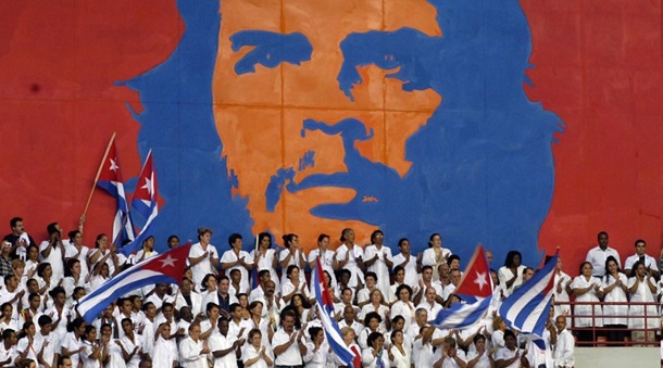 Sağlık alanında yaptığı atılımlarla ön plana çıkan Küba, dünya çapında verdiği burslarla bugüne kadar binlerce doktor yetiştirdi.