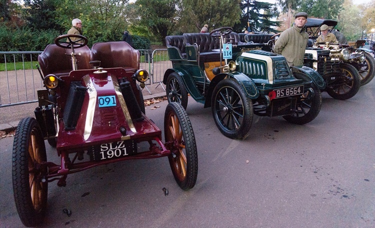 Londra‘da antika otomobiller yarıştı