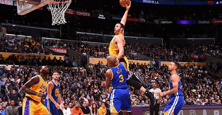 NBA’da gecenin maçında, Los Angeles Lakers, konuk ettiği geçen sezonun finalisti Golden State Warriors’ı 20 sayı farkla yenmeyi başardı.