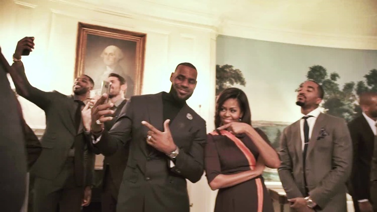 First Lady Michelle Obama ve NBA yıldızları son günlerin popüler aktivitesi için Beyaz Saray’da dondu.