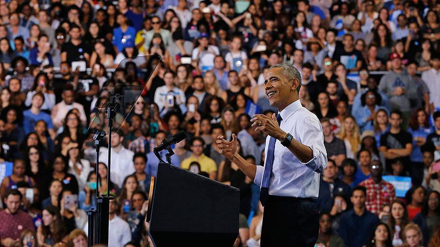 ABD Başkanı Barack Obama, Clinton’a destek mitinginde Donald Trump lehine pankart açan seçmeni yuhalayan kişilere tepki gösterdi.