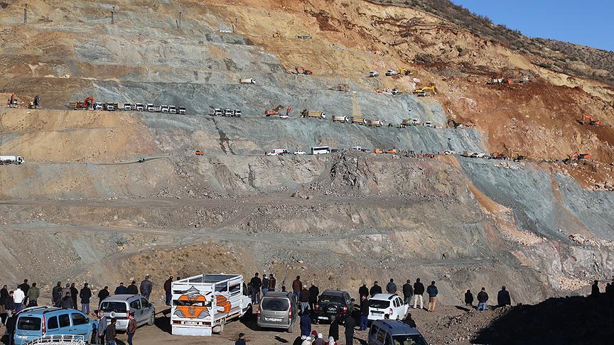 Siirt’in Şirvan ilçesindeki maden ocağında meydana gelen heyelanda toprak altında kalan işçilerin kurtarılması için başlatılan çalışmalar sürerken gözaltına alınan işletme müdürü tutuklandı.