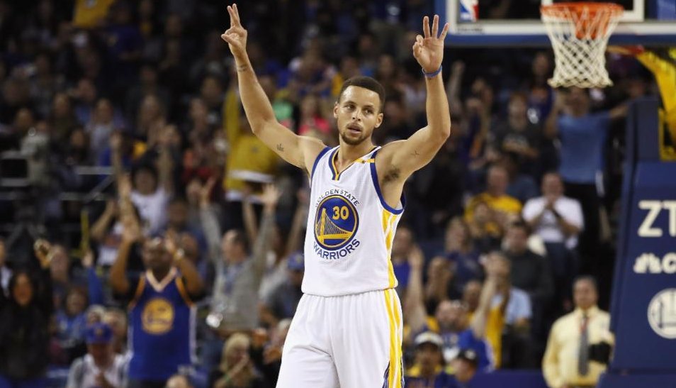 Golden State Warriors’ın yıldızı Stephen Curry, New Orleans Pelicans maçında 13 üç sayı isabeti bularak NBA tarihine geçti.