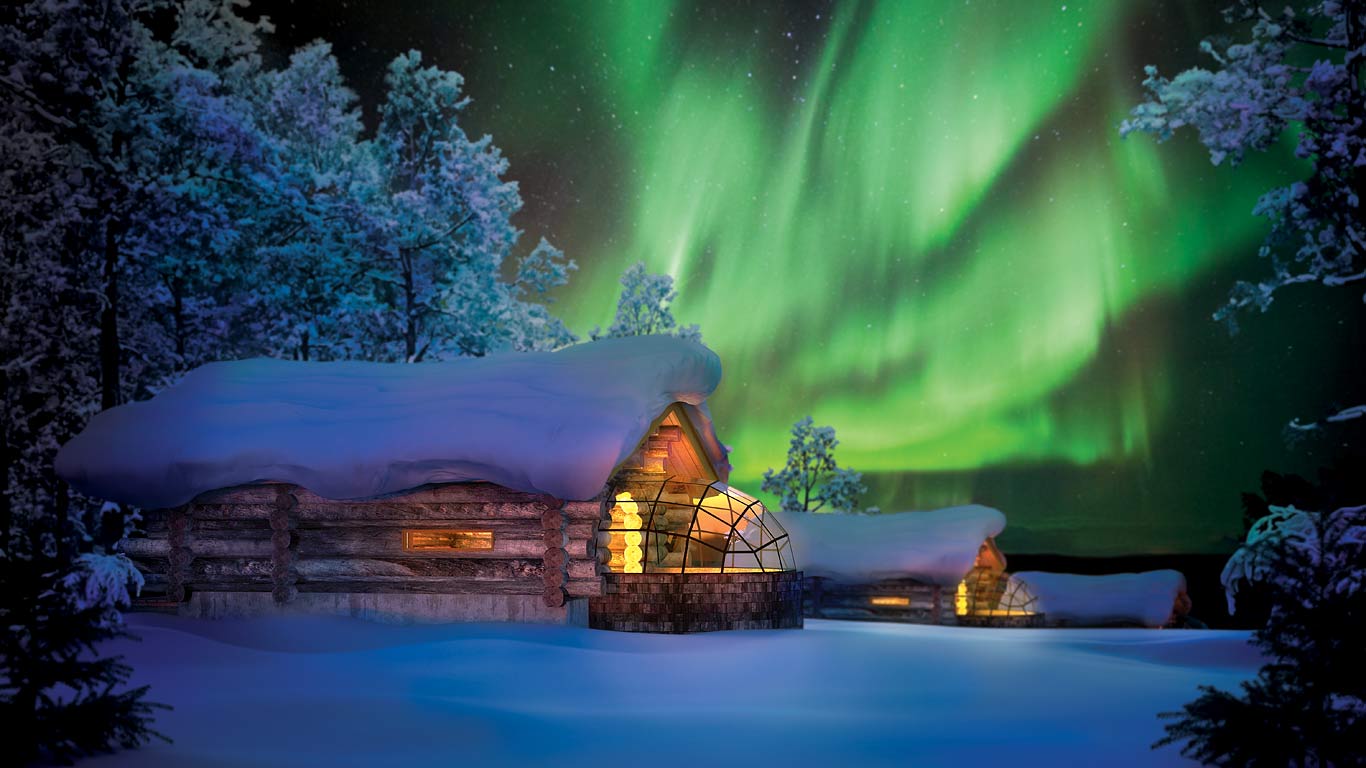 Ren geyikleri, huskyler ve Kuzey Işıkları Altında Finlandiya Lapland