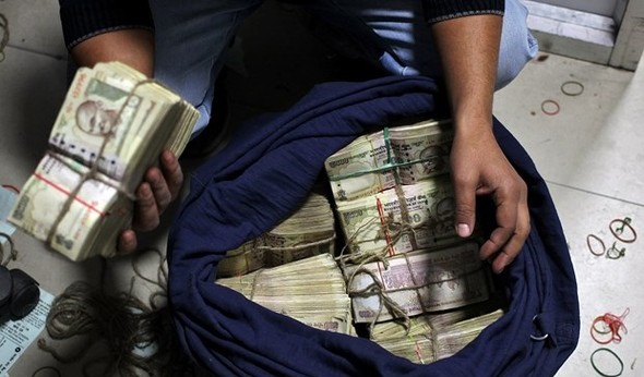 Gariplikler ülkesi Hindistan’da banknotların piyasadan çekilmesiyle internet üzerinden nakit para satışları başladı.