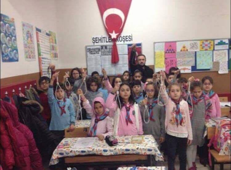 İlkokul öğrencilerine idam ipi dağıtan öğretmen! 1 idam ipi