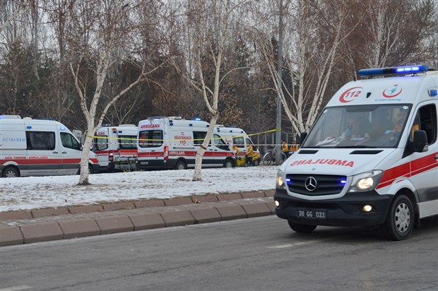 Kayseri’de, Erciyes Üniversitesi yakınlarında bir araçta patlama meydana geldi. Olay yerine çok sayıda polis, ambulans ve sağlık ekibi sevk edildi.