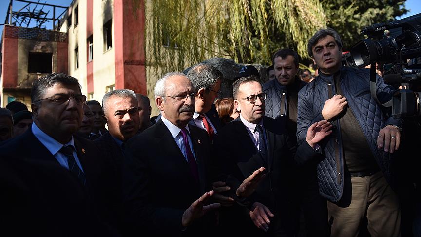 CHP lideri Kemal Kılıçdaroğlu, Aladağ’da 12 kişinin yaşamını yitirdiği, 24 kişinin yaralandığı özel öğrenci yurdunda incelemede bulunarak, karanfil bıraktı.