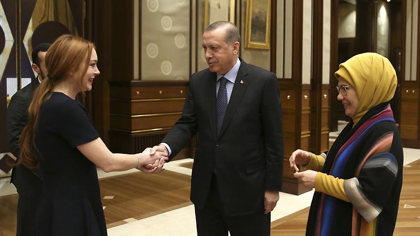 Lindsay Lohan'dan Erdoğan Çiftine Dünya Beşten Büyüktür Rozeti 1 Lindsay Lohan’dan Erdoğan Çiftine Dünya Beşten Büyüktür Rozeti