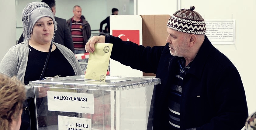 Krizin yaşandığı Hollanda'da oy verme işlemi başladı 1 hollanda referandum sandik