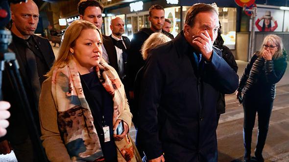 İsveç Başbakanı Stefan Löfven Gözyaşlarını Tutamadı