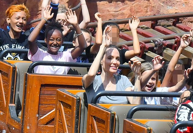 Angelina Jolie Disneyland'da Çocuklar Gibi Şen 1 Angelina Jolie Disneyland’da Çocuklar Gibi Şen