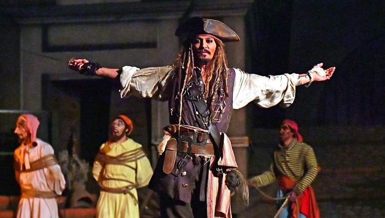 Disneyland’da Johnny Depp Sürprizi 1 Disneyland’da Johnny Depp Sürprizi