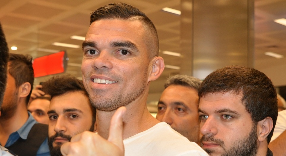 Sabahın 4 buçuğunda Pepe'ye coşkulu karşılama 1 pepe besiktas 1