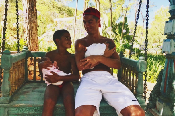 Cristiano Ronaldo İkizleriyle Tatilde