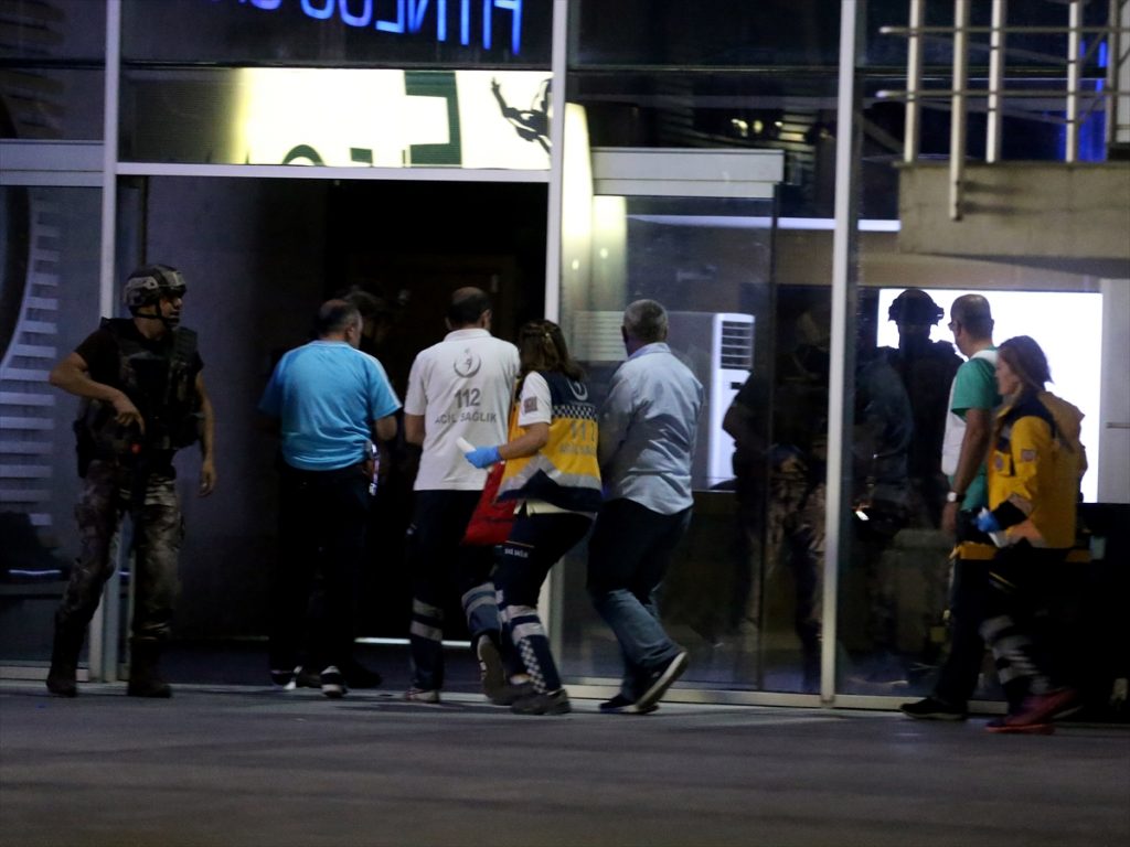 Sinir krizi geçirip çevreye rastgele ateş etti 6 20170825 2 25418788 25235545 Web