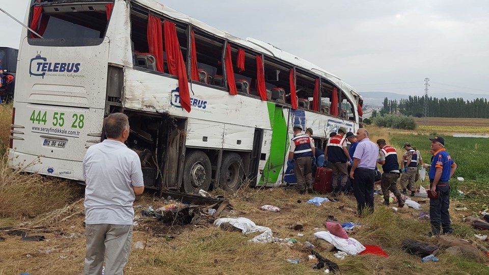 Amasya'da Yolcu Otobüsü Devrildi: 6 Ölü 1 Amasya'da Yolcu Otobüsü Devrildi: 6 Ölü