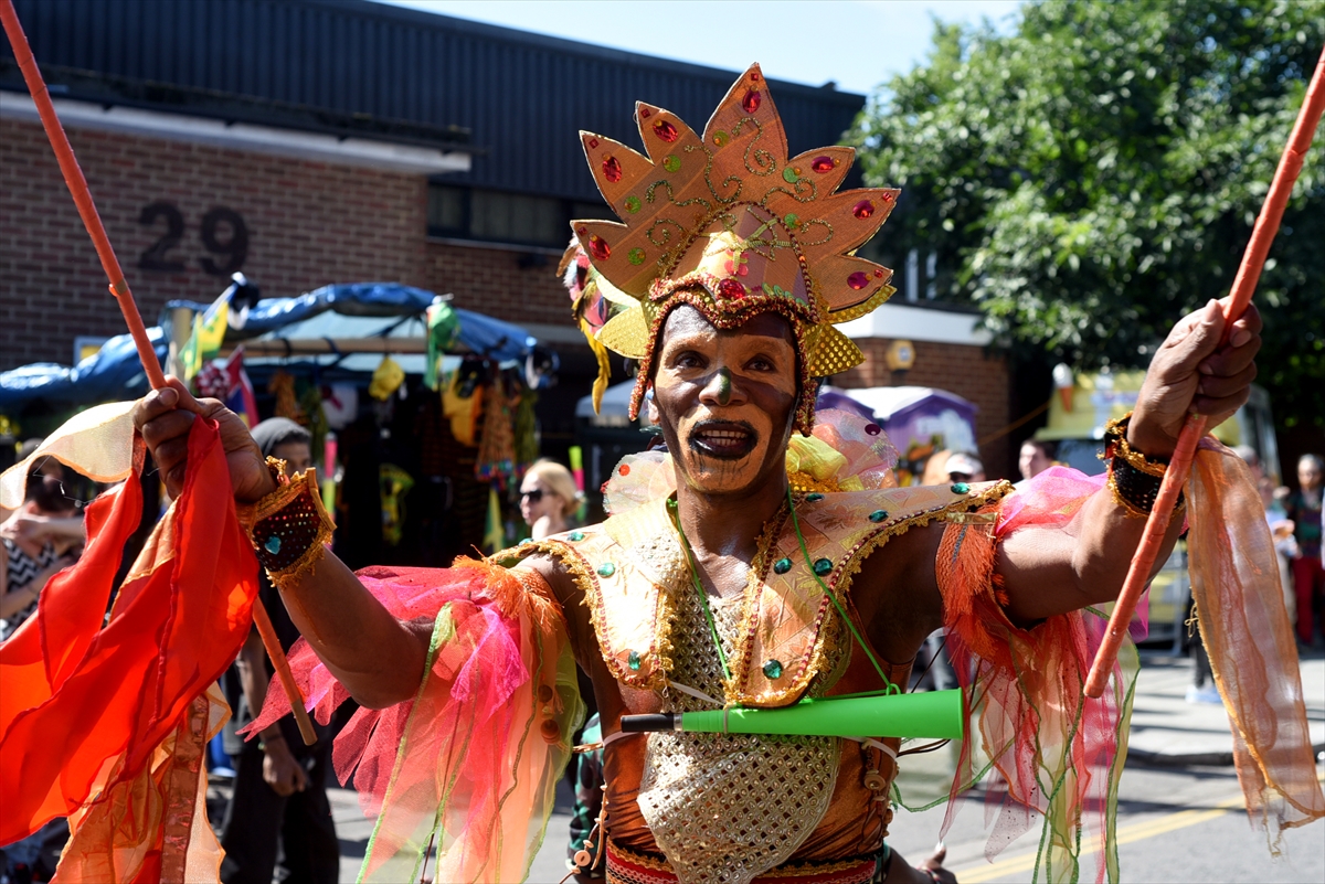Londra'nın ünlü "Notting Hill Karnavalı" başladı 1 notting hill karnavali