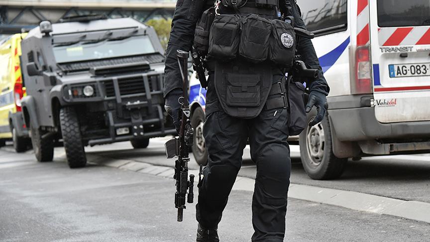 Son Dakika: Paris'te askerlere araçlı saldırı! 1 paris saldiri 102461