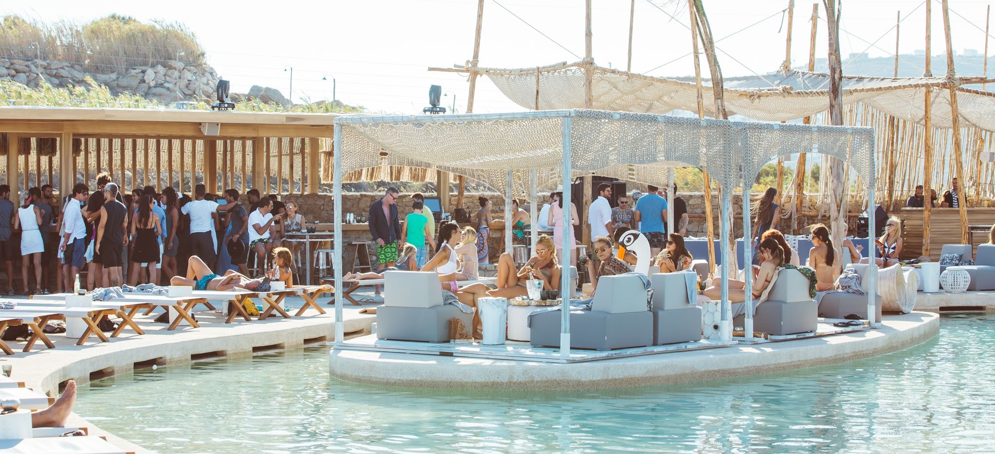 Mykonos'taki Avrupa'nın en büyük havuzunda bitmeyen eğlence 1 santanna mykonos