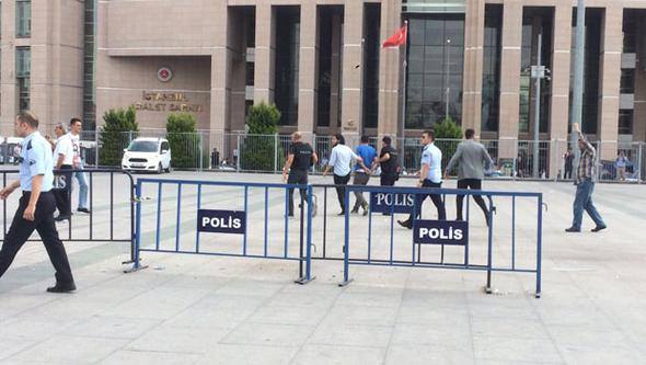 İstanbul Çağlayan Adliyesi önünde silahlı kavga 1 caglayan adliyesi silahli kavga 01