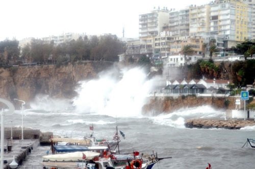 Antalya fırtınaya teslim oldu: 25 yaralı 1 antalya fırtına