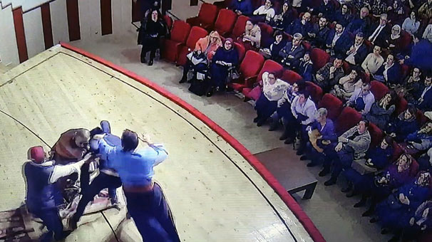 Şok saldırı: Tiyatrocuya sahnede Tokat! 1 tokat tiyatro dayak