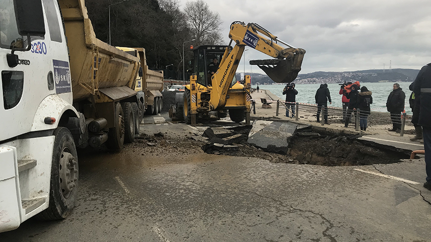 İstanbul'da yol çöktü, trafiğe kapatıldı, su verilemiyor! 1 istanbul yol coktu