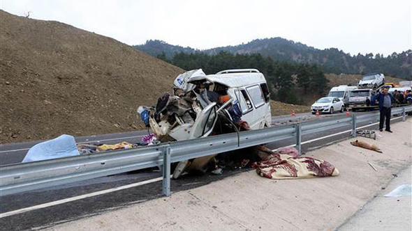 Kahramanmaraş'ta minibüs kamyonun altına girdi: 9 ölü, 7 yaralı 1 kahramanmaraş minibüs kamyonun altına girdi