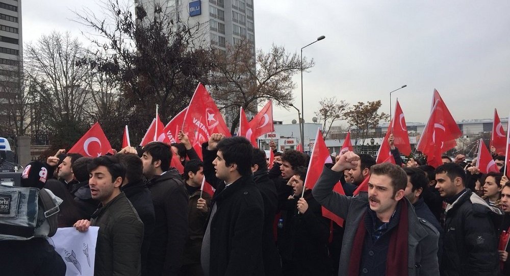 Tillerson'u protesto eden grubu polisten sert müdahale! 1 vatan partisi protesto