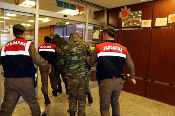 Yunanistan Türkiyede yakalanan askerlerine itiraz edecek