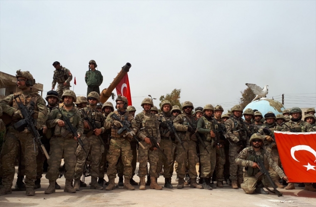 Mehmetçik Afrin'de komando andı okudu (Video) 1 Zeytin Dalı Harekatı'nda, Afrin kent merkezini direnişle karşılaşmadan ele geçiren Mehmetçik, ilçe merkezinde komando andı okudu.