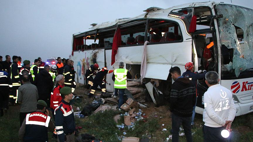 Aksaray'da yolcu otobüsü şarampole devrildi: 4 ölü, 37 yaralı 1 Aksaray’da yolcu otobüsü şarampole devrildi: 4 ölü, 37 yaralı