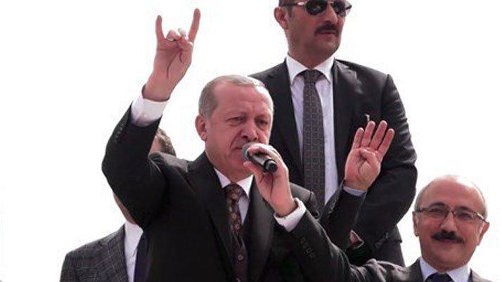 Cumhurbaşkanı Erdoğan’dan bozkurt işareti