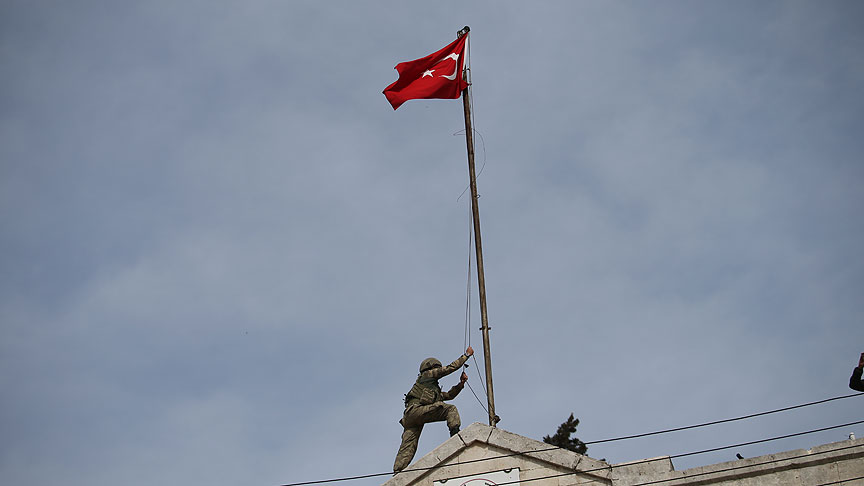 Mehmetçik Afrin ilçe merkezine Türk bayrağı çekti