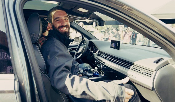 Arda Turan lüks otomobillerle dolu garajını genişletmeye devam ediyor