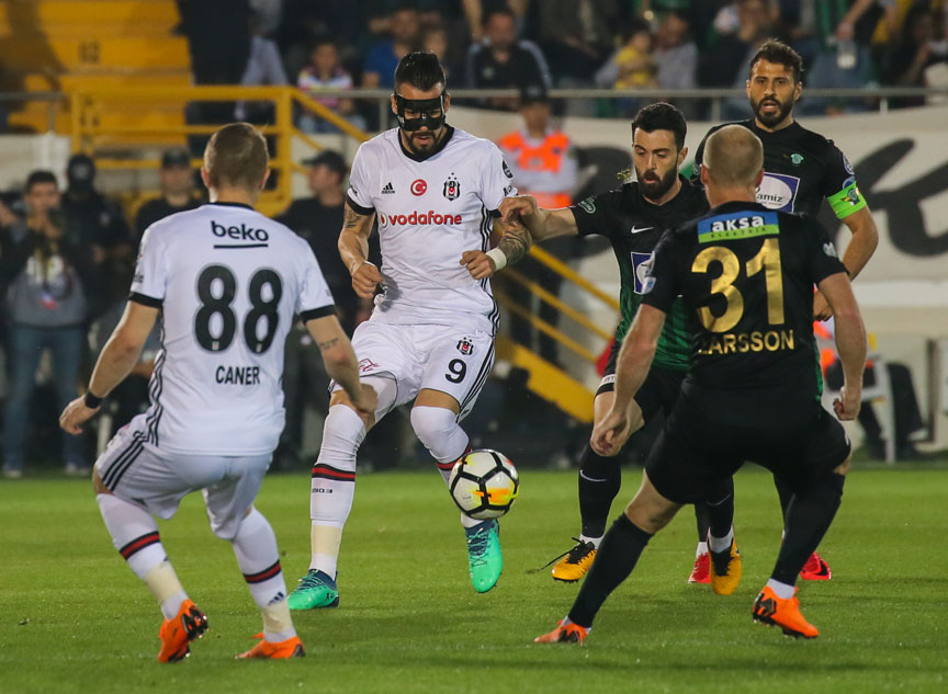 Beşiktaş Akhisar deplasmanında zorlanmadı