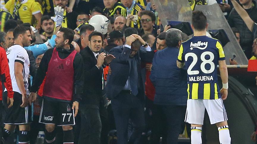 Şenol Güneş ambulans ile hastaneye götürüldü olaylı derbi tatil edildi 1 Şenol Güneş sedye ile hastaneye götürüldü olaylı derbi tatil edildi