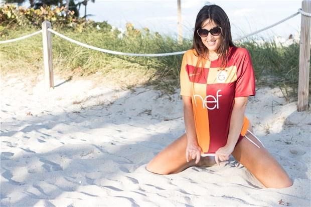 İtalyan hakem ve model Claudia Romani, Galatasaray forması giyip poz verdi, instagram sallandı.