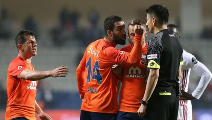 Hakeme fiziki müdahalede bulunan Arda Turan'ın cezası ne olacak? 1 Hakeme fiziki müdahalede bulunan Arda Turan’ın cezası ne olacak?