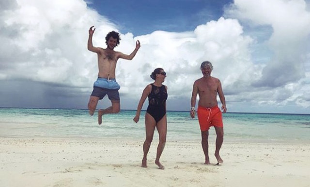 Behzat Uygur ailesiyle birlikte Maldivler tatilinde