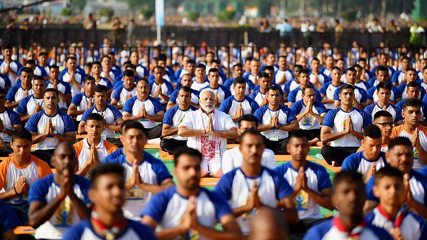 modi yoga hindistan