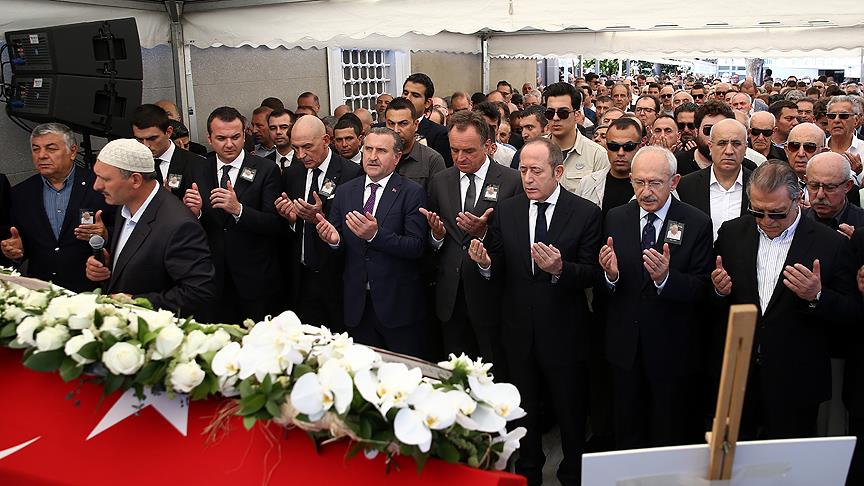 Şarık Tara toprağa verildi 1 sarik tara cenaze
