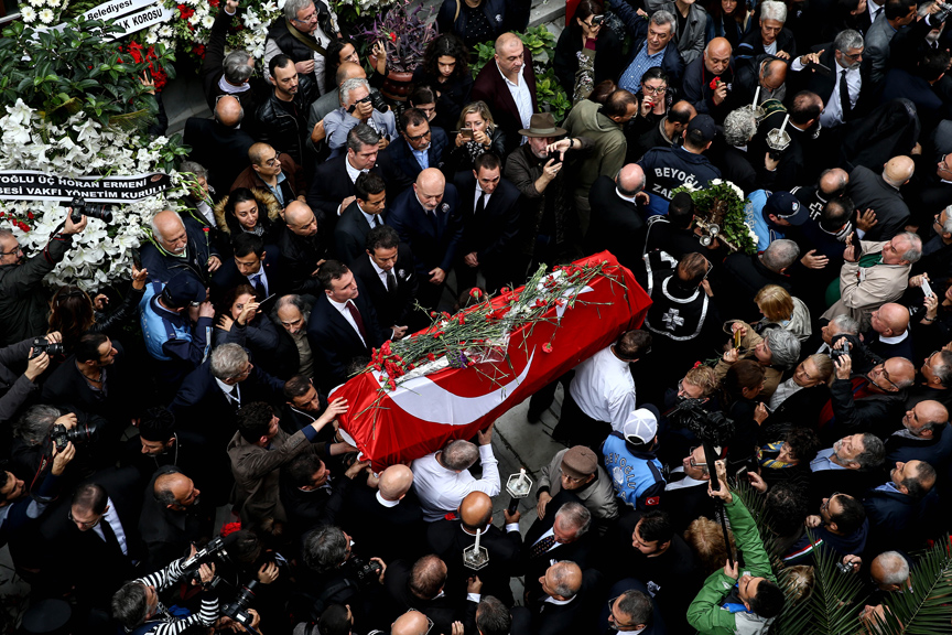 Ara Güler toprağa verildi 1 ara guler cenaze