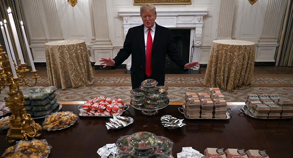 "Güzel Amerikan yemekleri" dedi, hamburger, patates kızartması ısmarladı! 1 trump hamburger
